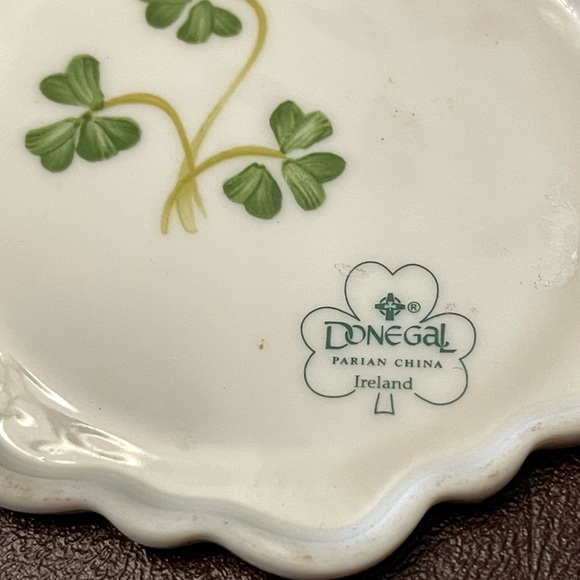 Two Irish ornaments, glass shamrock and porcelain Irish blessing. - Picture 5 of 8